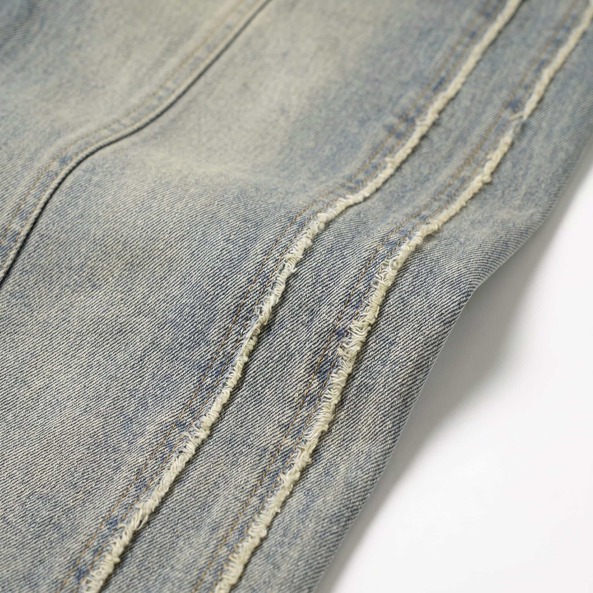 UNSEEN-Studios Vintage Wide Leg Denim mit Raw Seam Details